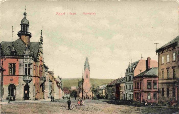 Adorf  Vogtland Marktplatz Blick zur Kirche – Ansichtskarte Adorf