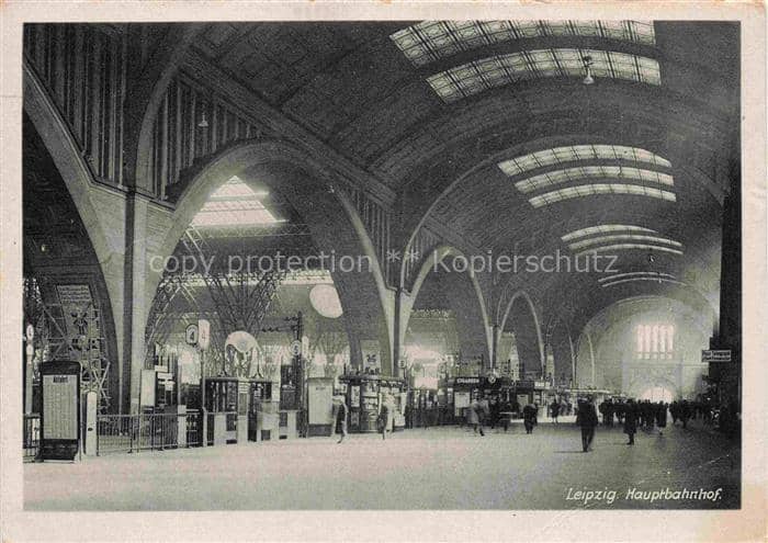LEIPZIG Sachsen Hauptbahnhof Bahnhofshalle Gewoelbe Passanten Innenraum Bahnstei – Ansichtskarte Leipzig