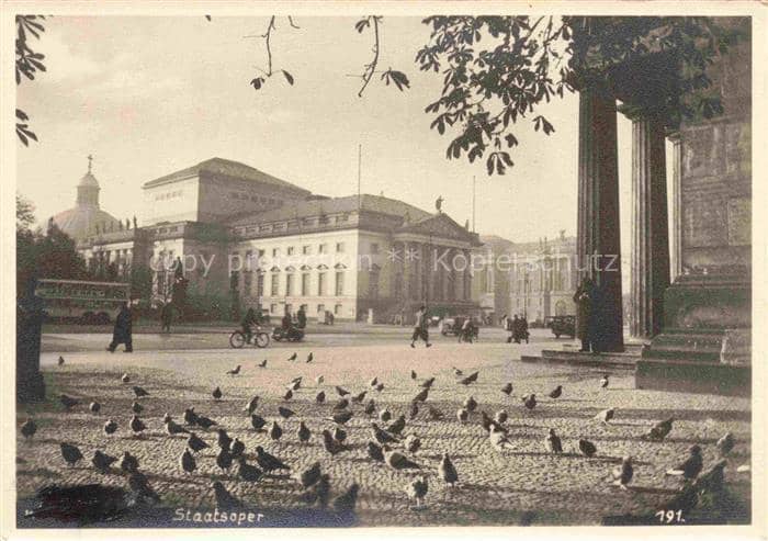 BERLIN  CITY Staatsoper Unter-den-Linden Tauben Passanten Motorrad Pflasterstein – Ansichtskarte Berlin