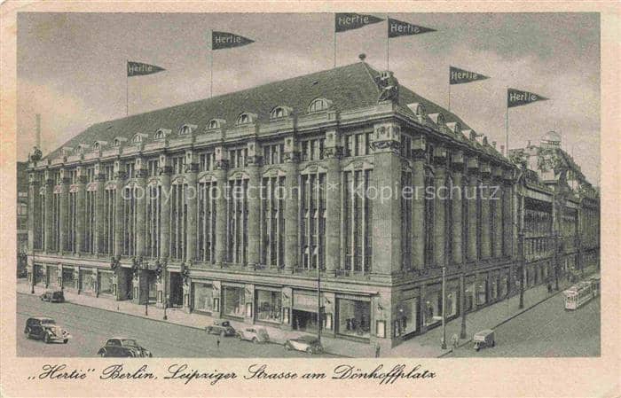 BERLIN  CITY Hertie Kaufhaus Leipziger-Strasse Doenhoffplatz Fahnen Strassenbahn – Ansichtskarte Berlin