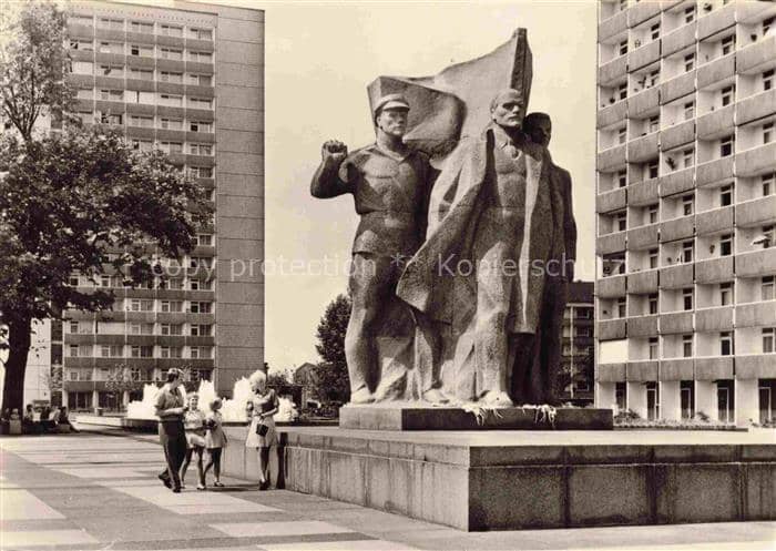 DRESDEN Elbe Lenindenkmal Prager-Strasse Denkmal Plattenbau Passanten Sozialisti – Ansichtskarte Dresden Elbe