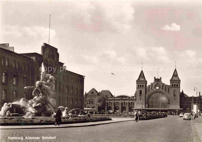 Altona  HAMBURG Altonaer-Bahnhof Brunnen Bahnhofsplatz Passanten VW-Kaefer Gruen – Ansichtskarte Hamburg