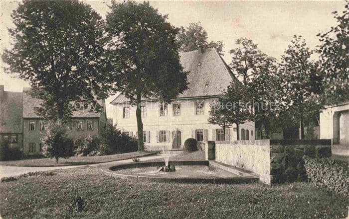 Hainichen Sachsen Pfarrhaus Gellerthaus Brunnen Baeume Fachwerkhaus Wiese Heimat – Ansichtskarte Hainichen Sachsen