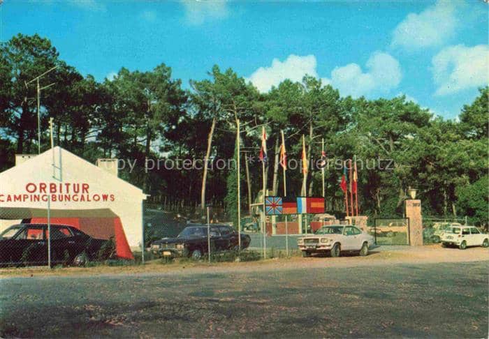Nazare PT Orbitur Campingbungalows Faehnchen Autos Kiefernwald – Ansichtskarte
