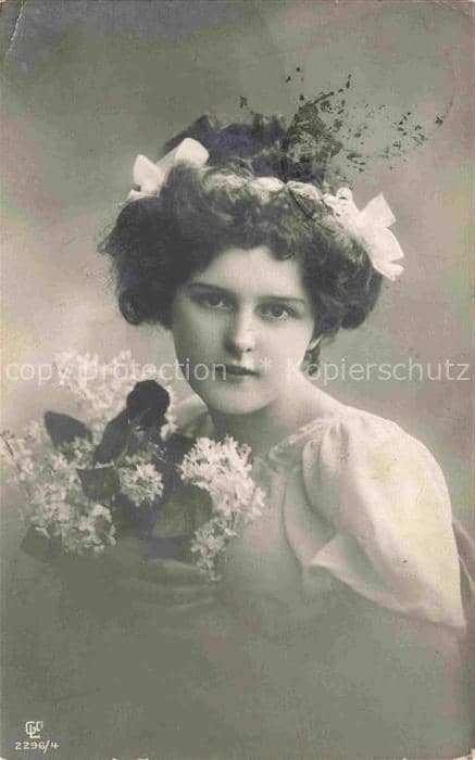 Foto GLCo Nr. 2296/4  Frau Flieder Blumen – Ansichtskarte