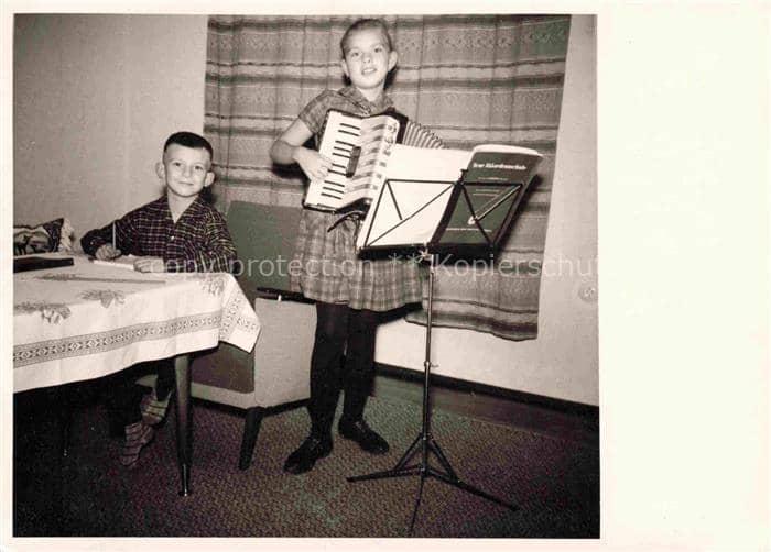 Musikanten Kinder Das Akkordeon Handharmonika – Ansichtskarte