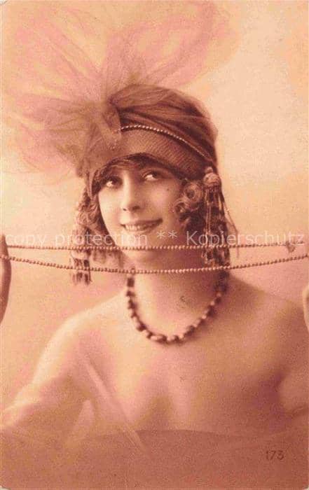 Hutmode Mode-des-Chapeaux Hat-fashion Cappeli Sombreros-- Frau – Ansichtskarte