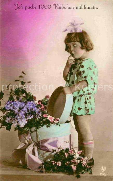Foto HB Nr. 9753/1 Kind Geschenk Blumen – Ansichtskarte