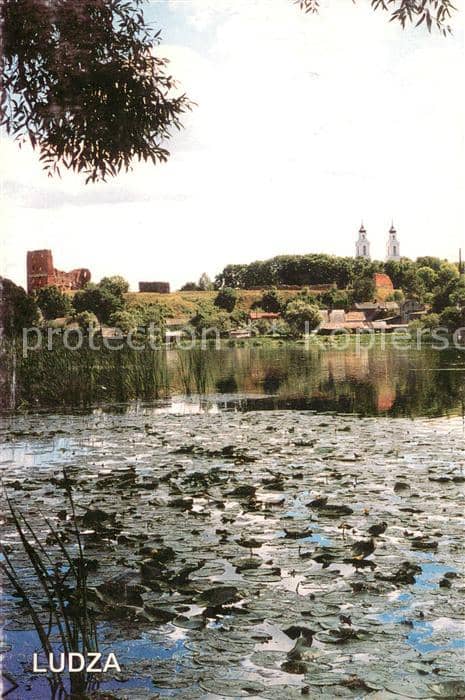 Ludza Uferpartie am Fluss Blick zur Stadt – Ansichtskarte
