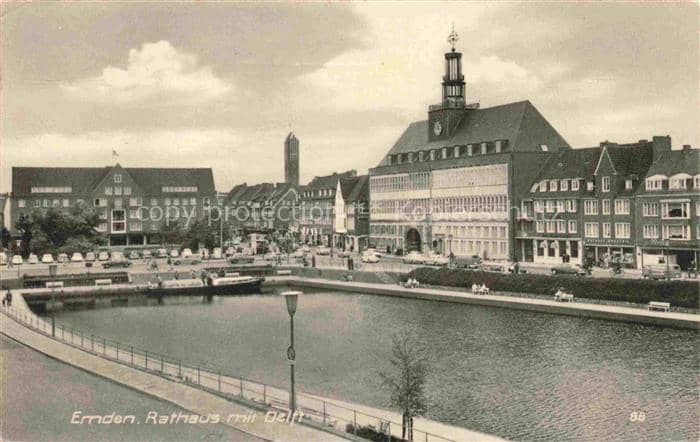 EMDEN  Ostfriesland Rathaus Delft Kanal Stadtpanorama Autos Kirchturm Baenke – Ansichtskarte Emden