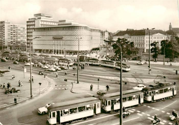 LEIPZIG Sachsen Bruehl Warenhaus-konsument Strassenbahn Autos Platz Kaufhaus DDR – Ansichtskarte Leipzig
