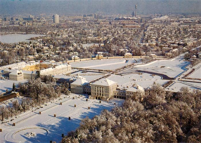 Muenchen Bayern Fliegeraufnahme mit Schloss Nymphenburg im Winter – Ansichtskarte München