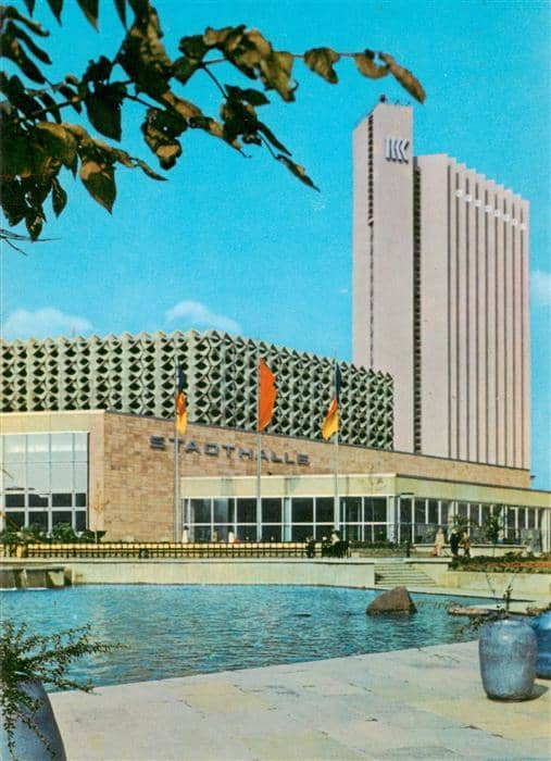CHEMNITZ Sachsen Stadthalle Interhotel-Kongress Wasserbecken DDR-Flaggen Hochhau – Ansichtskarte Chemnitz