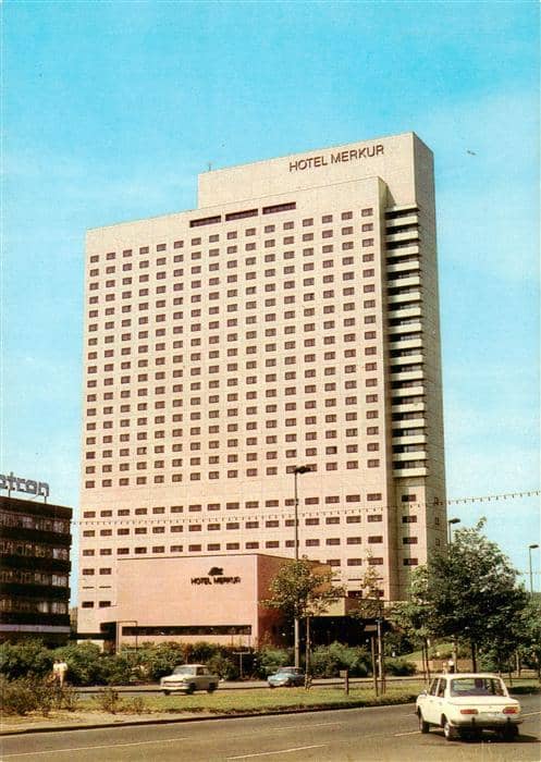 LEIPZIG Sachsen Hotel-Merkur Hochhaus Messestadt Strasse Autos DDR – Ansichtskarte Leipzig
