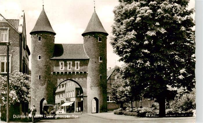 DueLMEN NRW Luedinghauser-Tor Stadttor Tuerme Backstein Baum Strasse – Ansichtskarte Dülmen