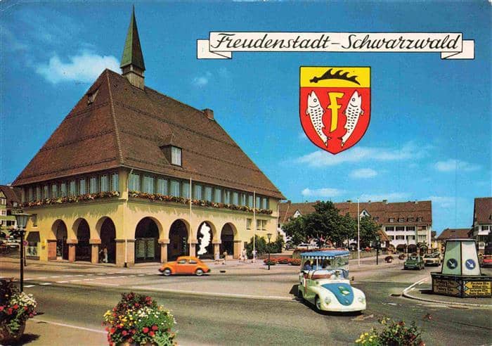FREUDENSTADT BW Rathaus Marktplatz Schwarzwald Wappen VW-Kaefer Autos Strassensz – Ansichtskarte Freudenstadt