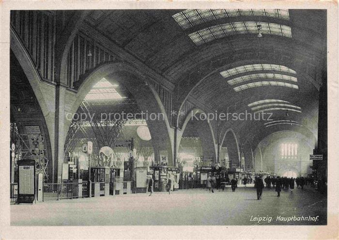 LEIPZIG Sachsen Hauptbahnhof Bahnhofshalle Gewoelbe Passanten Innenraum Bahnstei – Vorderseite
