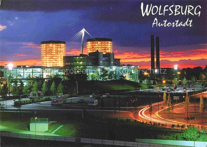 WOLFSBURG Niedersachsen Autostadt Tuerme Glasfassade Nachtaufnahme Kreisverkehr – Vorderseite