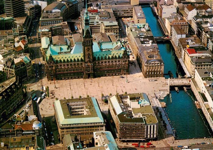 HAMBURG  CITY Fliegeraufnahme mit Rathaus und City – Vorderseite