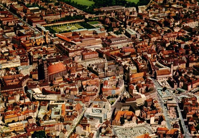 Muenchen Bayern Fliegeraufnahme mit City Rathaus und Frauenkirche – Vorderseite