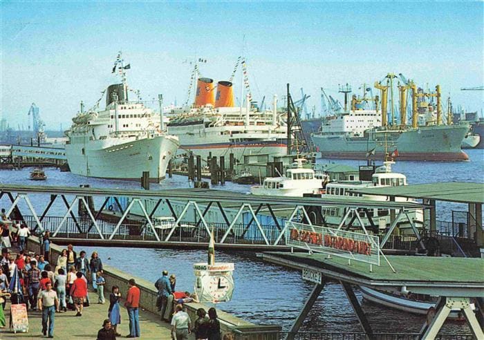 HAMBURG CITY hafenpromenade und ueberseebruecke mit MS Europa und MS Cabo San R – Vorderseite