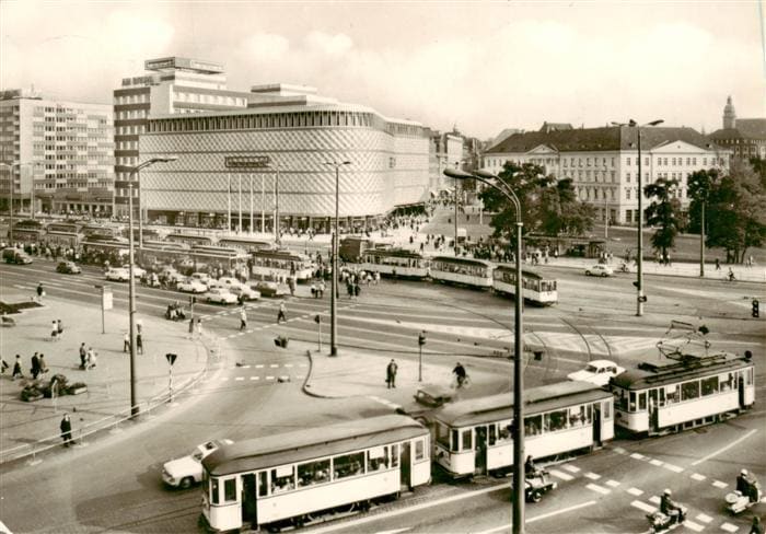 LEIPZIG Sachsen Bruehl Warenhaus-konsument Strassenbahn Autos Platz Kaufhaus DDR – Vorderseite