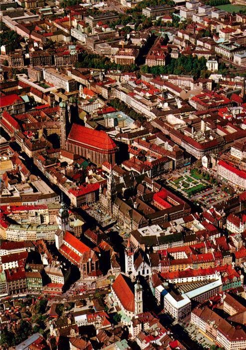 Muenchen Bayern Stadtzentrum mit Rathaus Marienplatz Pfarrkirche St. Peter Fraue – Vorderseite