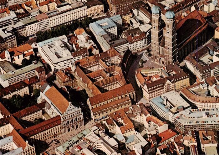Muenchen Bayern Innenstadt mit Frauenkirche und Michaelskirche – Vorderseite