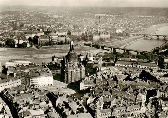 DRESDEN Elbe Blick ueber Neumarkt und Frauenkirche nach Neustadt Vor der Zerstoe – Front