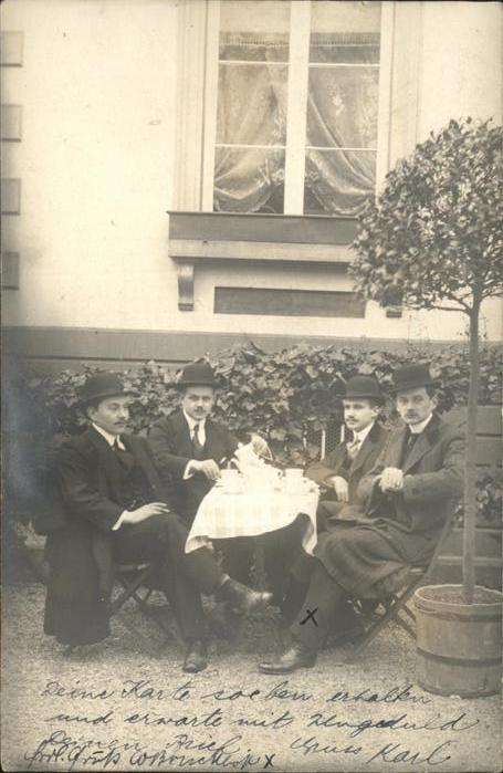 Bruxelles Bruessel Männer am Tisch Kaffeetisch