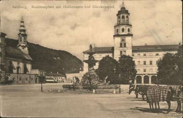 Salzburg Oesterreich Residenzplatz Hofbrunnen Glockenspiel P