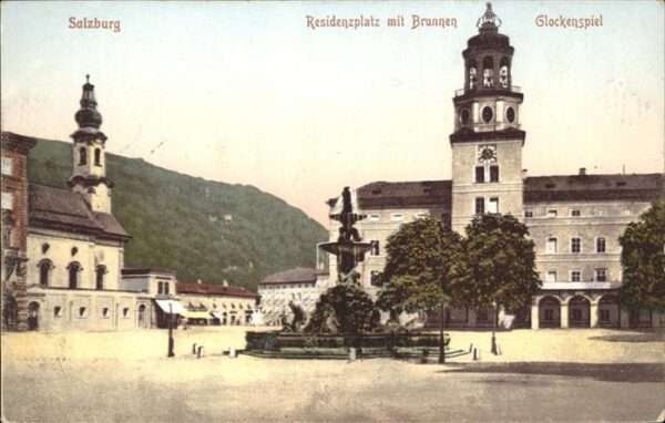 Salzburg Oesterreich Residenzplatz Brunnen Glockenspiel