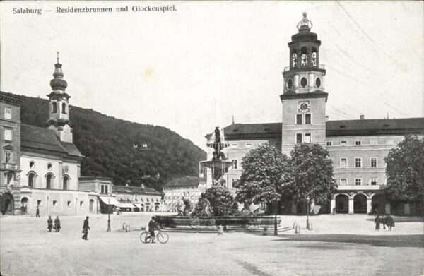 Salzburg Oesterreich Residenzbrunnen Glockenspiel Fahrrad