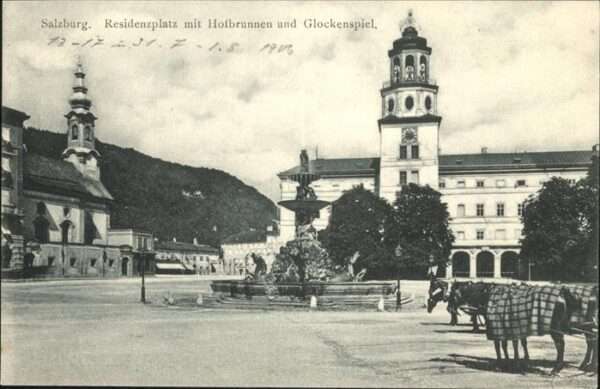 Salzburg Oesterreich Residenzplatz Hofbrunnen Glockenspiel P