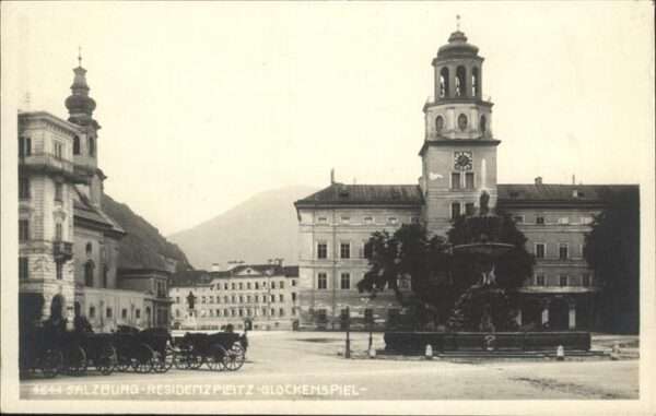 Salzburg Oesterreich Residenzplatz Glockenspiel Kutschen