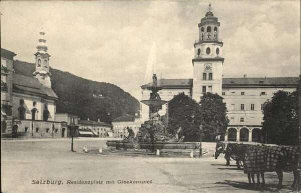 Salzburg Oesterreich Residenzplatz Glockenspiel Pferde