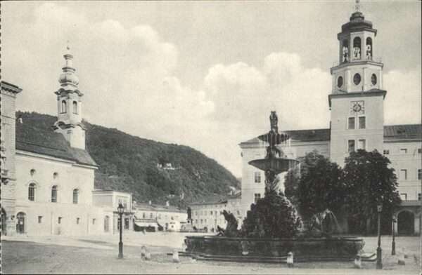 Salzburg Oesterreich Residenzplatz Glockenspiel Hofbrunnen