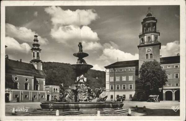 Salzburg Oesterreich Brunnen Residenzplatz Glockenspiel