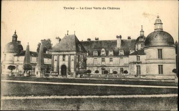 Tanlay La Cour Verte du Chateau