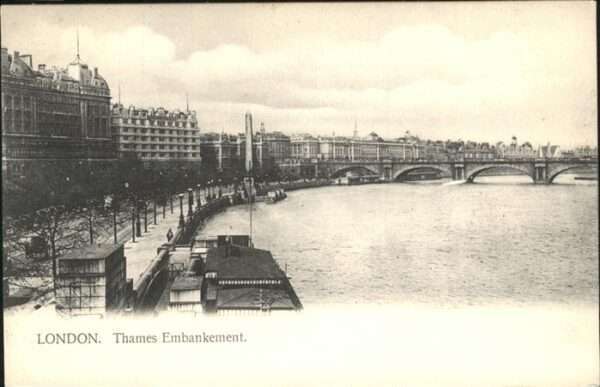 London Thames Embankement Schiffe  Brücke