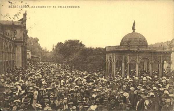 Marienbad Tschechien Boehmen Abendkonzert am Kreuzbrunnen Böhmen