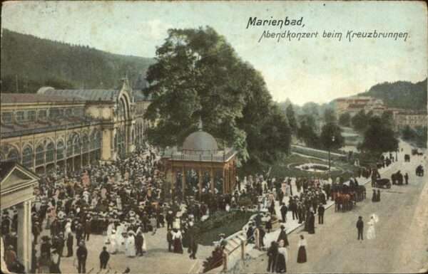 Marienbad Tschechien Boehmen Abendkonzert beim Kreuzbrunnen Böhmen