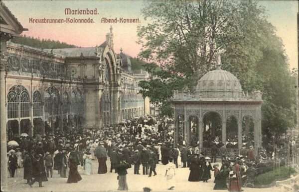Marienbad Tschechien Boehmen Kreuzbrunnen_Kolonnade beim Abendkonzer