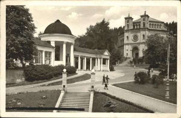 Marienbad Tschechien Boehmen Ferdinandsbrunnen mit Katholischen Kirc