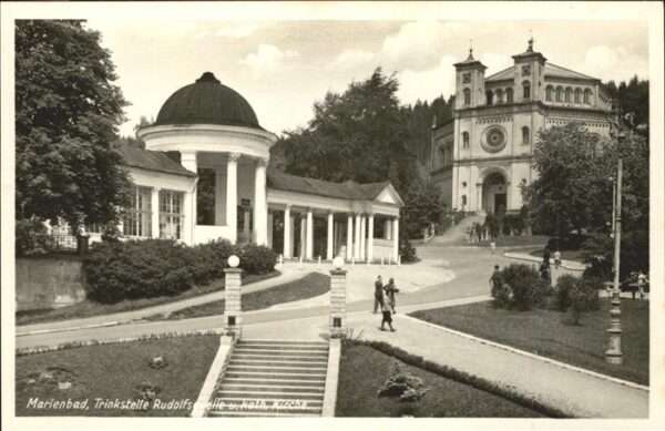 Marienbad Tschechien Boehmen Trinkstelle Rudolfsquelle mit Katholisc