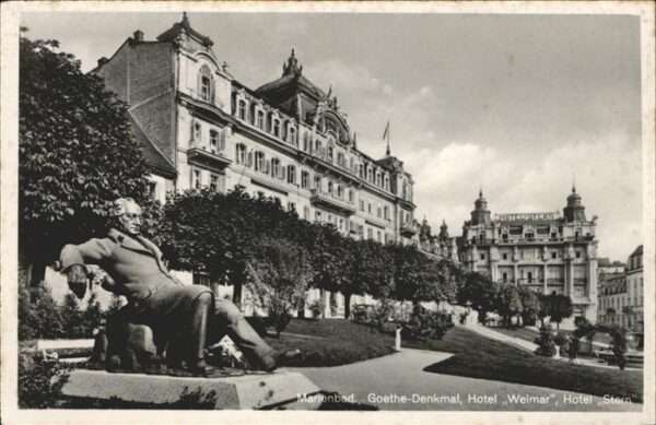 Marienbad Tschechien Boehmen Goetheplatz mit Goethedenkmal Hotel Wei