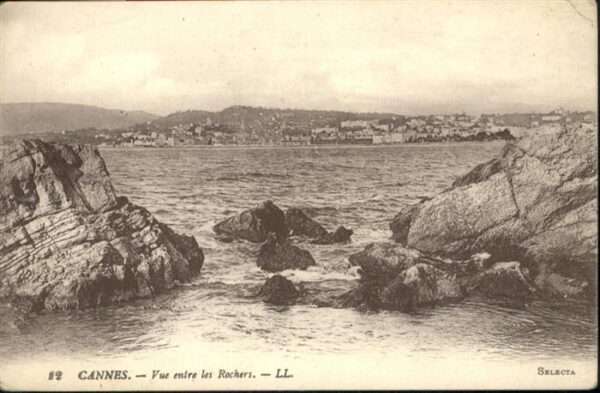 Cannes Alpes-Maritimes Vue entre les Rochers