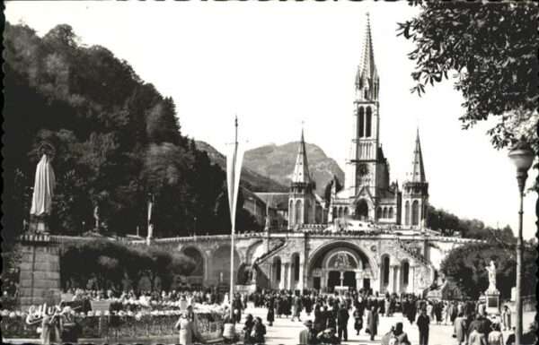 Lourdes Hautes Pyrenees La Basilique et la Vierge Couronnee