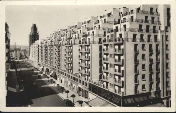 Villeurbanne la Place et l'Avenue de l_Hotel-de-Vill
