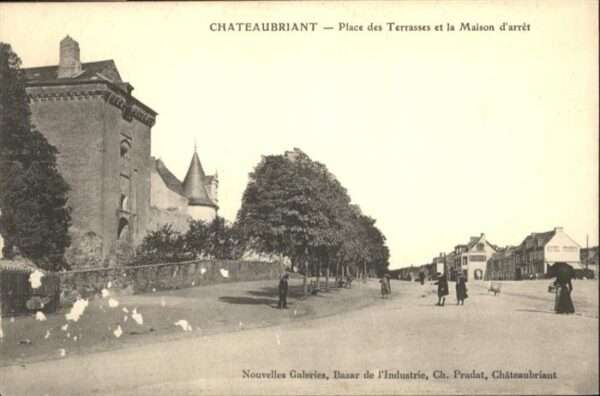 Chateaubriant Place des Terrasses et la Maison d_arre